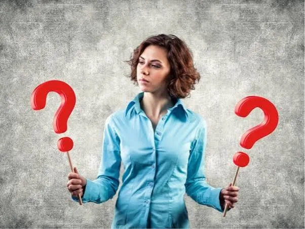 mujer con signos de interrogación
